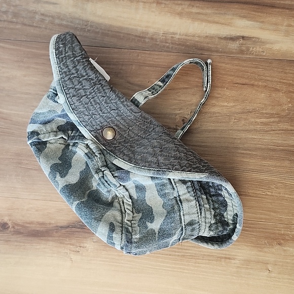 BabyGAP camo hat w/ strap - Picture 1 of 5